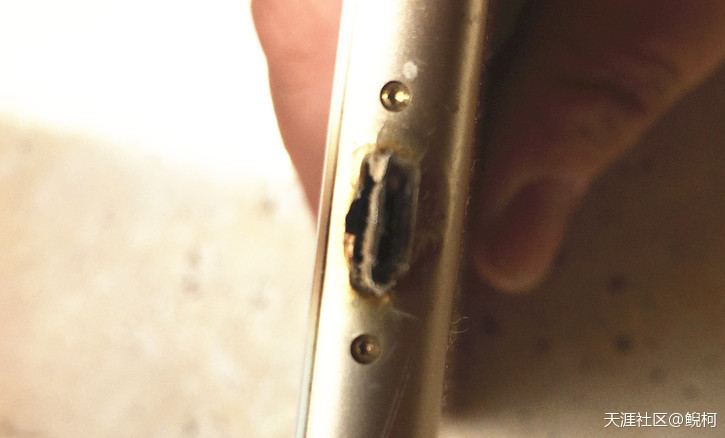 手机充电接口烧了 华为
:魅族魅蓝note3手机充电着火，差点爆炸！！！！吓人！！！