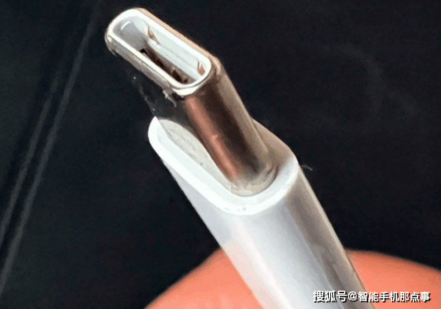 华为手机数据线通用么
:果粉也很无奈！iPhone15换了新接口，但依旧有MFI认证