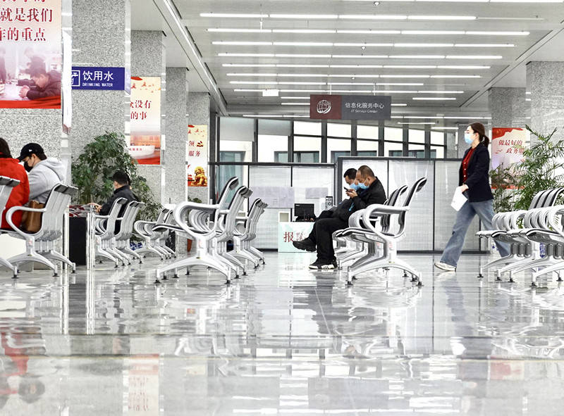 苹果版北京综评:北京首个政务服务综合窗口人员地方标准明起实施 明评暗访确保政务服务好看好办-第3张图片-亚星国际官网
