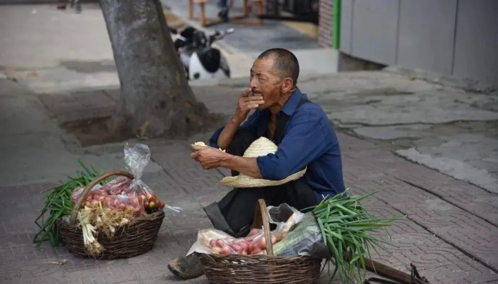 老人抢手机新闻老年手机课堂新闻