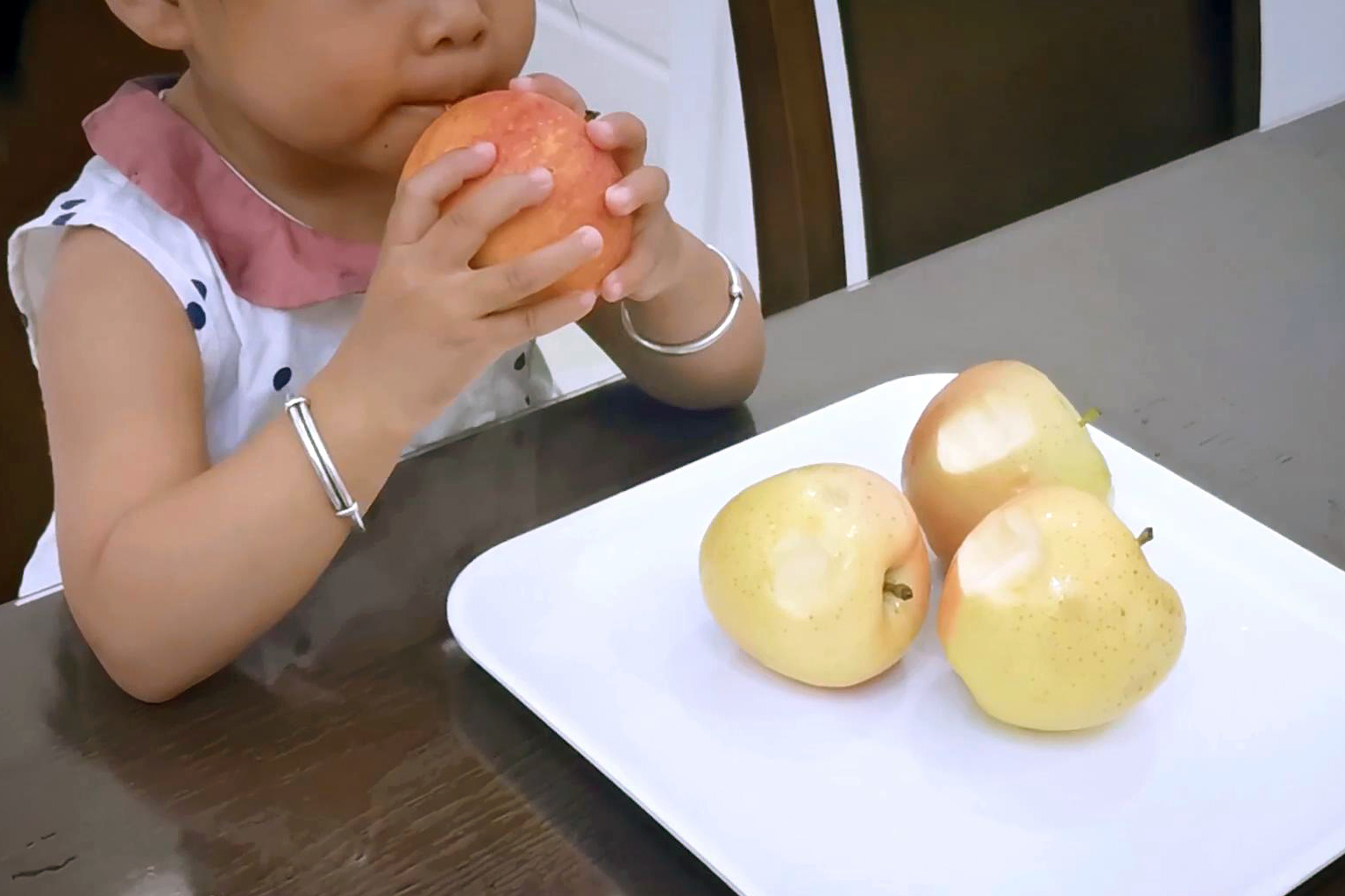 小孩版苹果(苹果小孩壁纸)-第4张图片-QuickQ官网